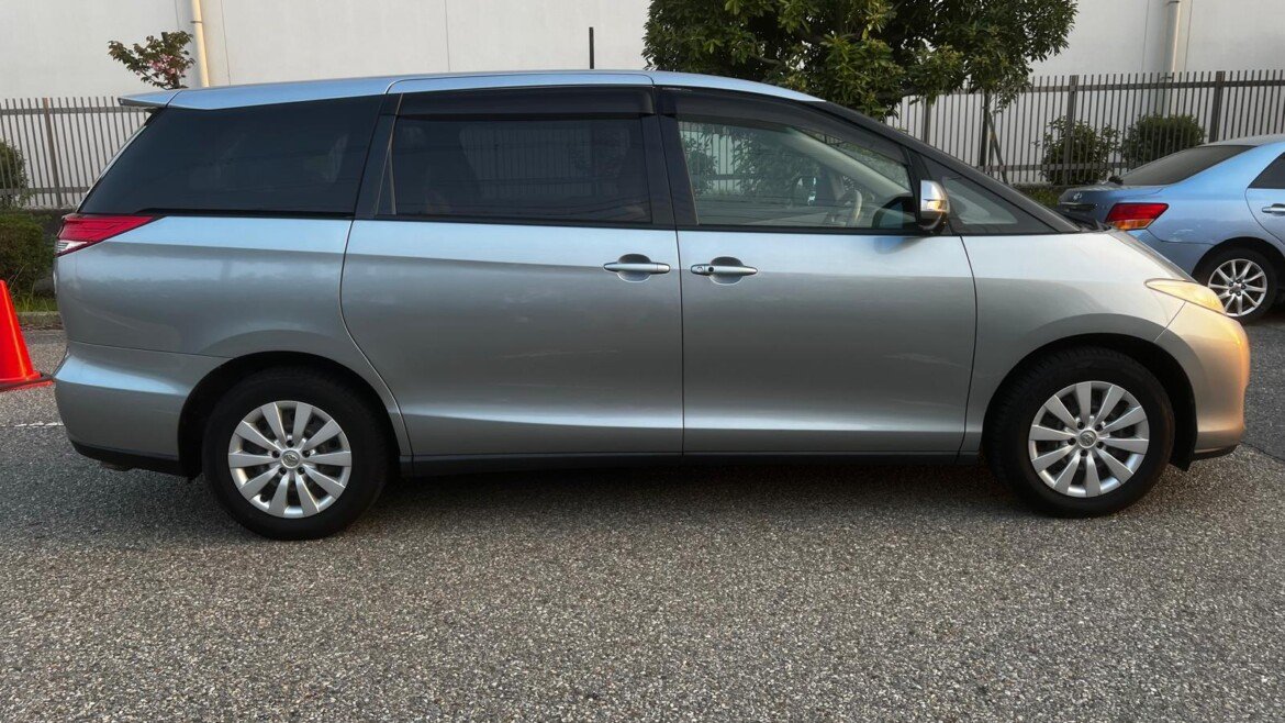 Toyota Estima (2012)