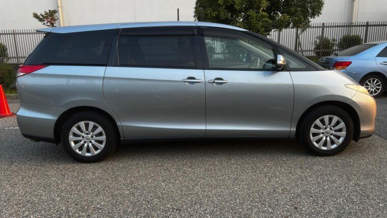 Toyota Estima (2012)